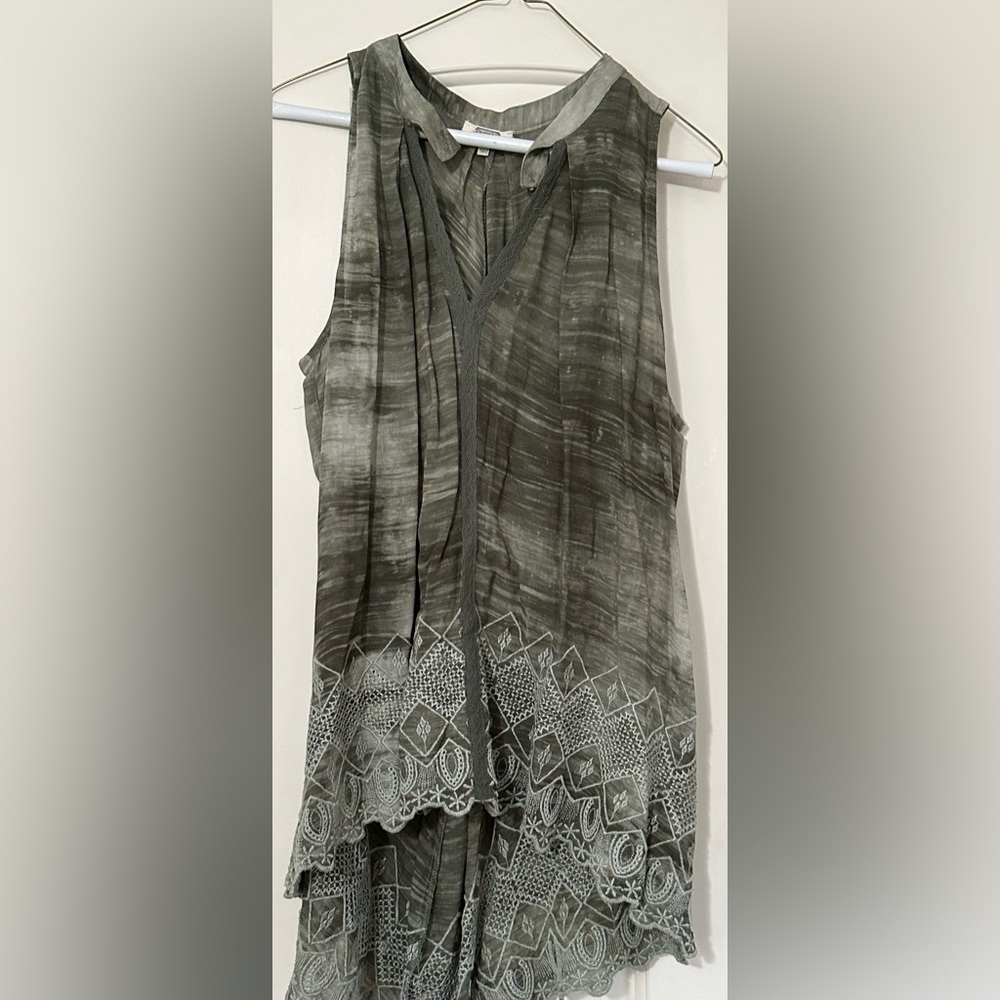 Cute small tank barely worn